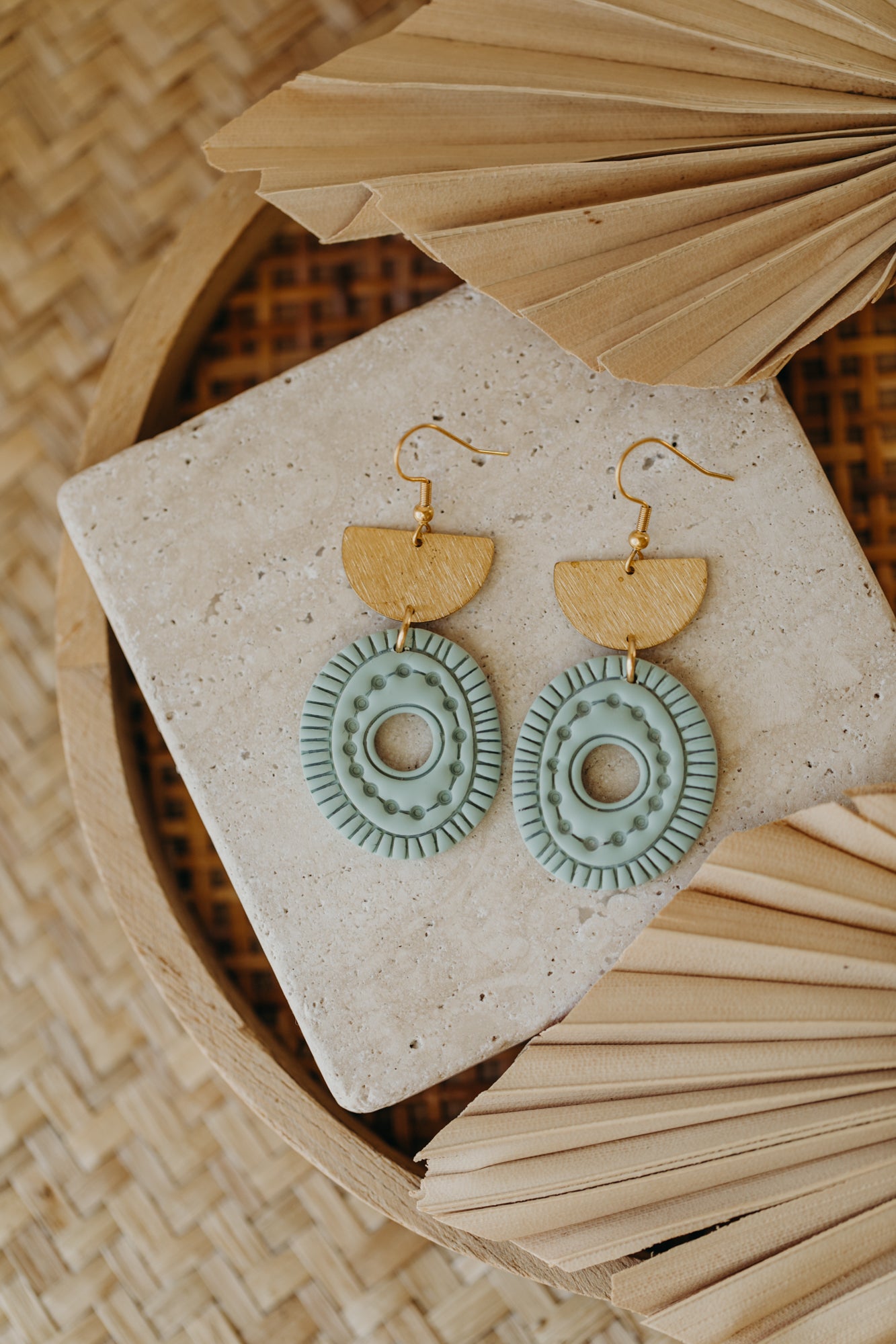ESME - ovale Boho Ohrringe mit Muster in salbeigrün