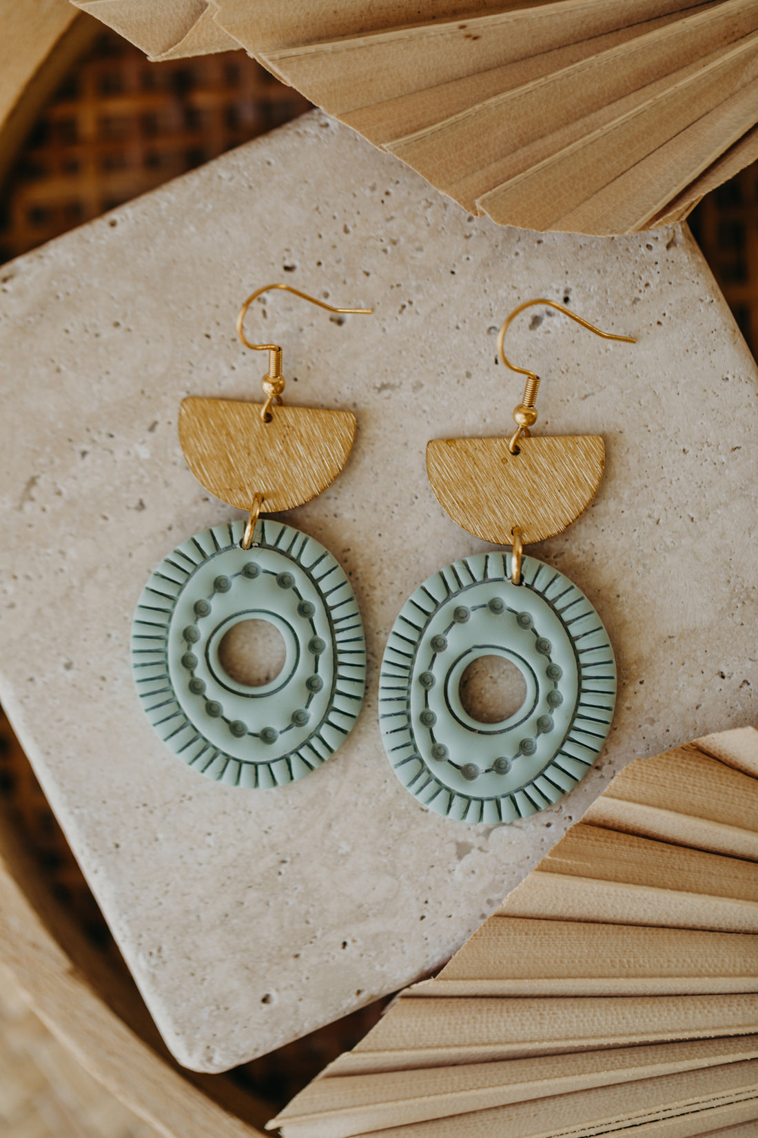 ESME - ovale Boho Ohrringe mit Muster in salbeigrün