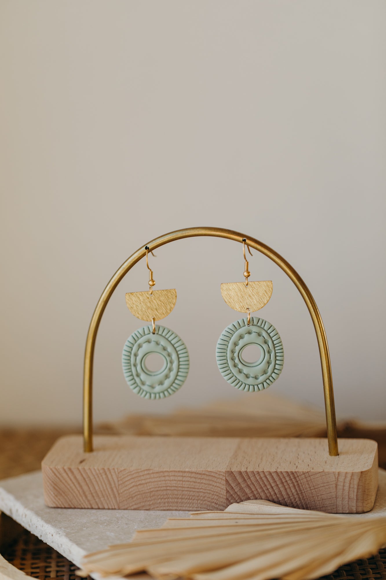 ESME - ovale Boho Ohrringe mit Muster in salbeigrün