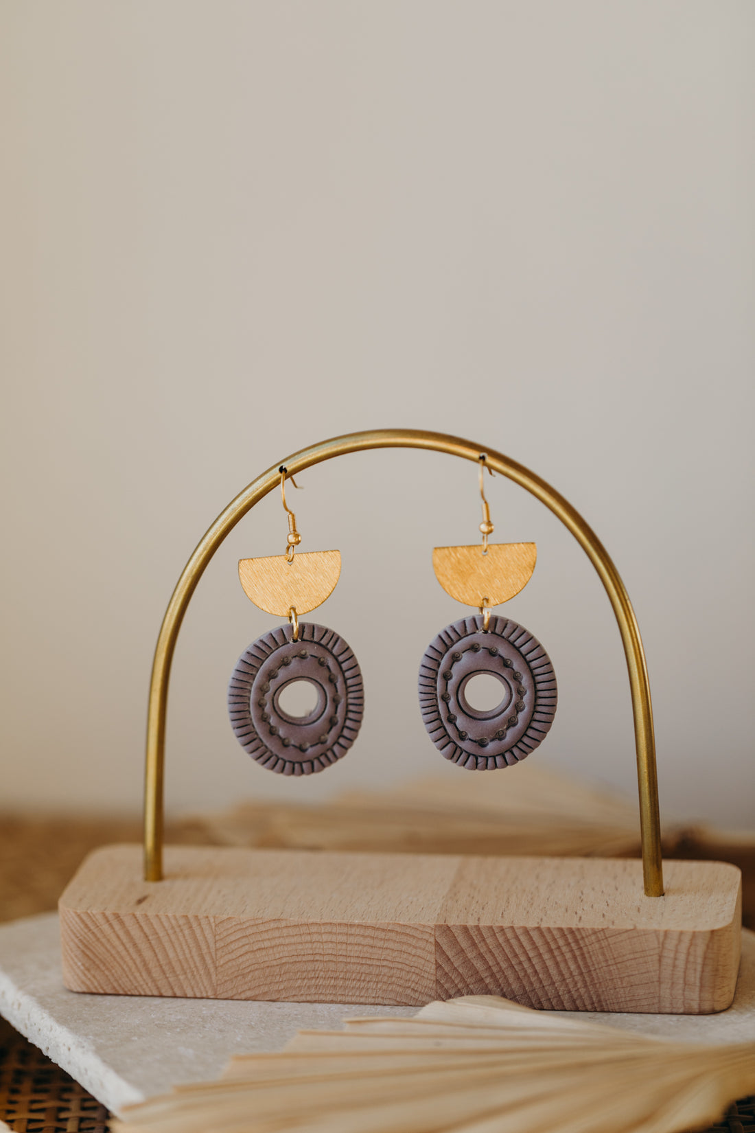 ESME - ovale Boho Ohrringe mit Muster in lavendel