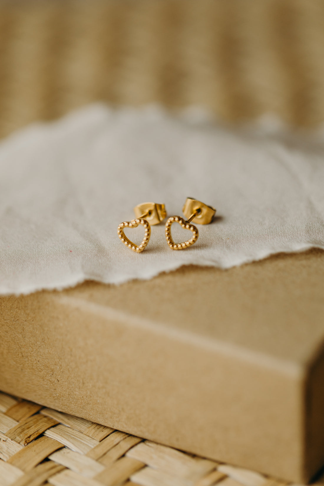 Ohrstecker schmales gepunktetes Herz