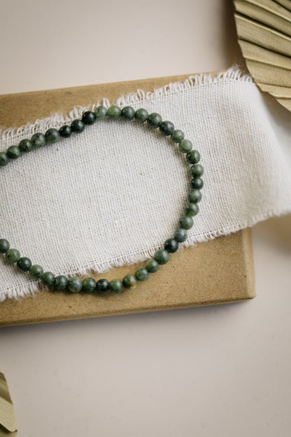 Armband mit dunkelgrünen Jade Edelstein Perlen