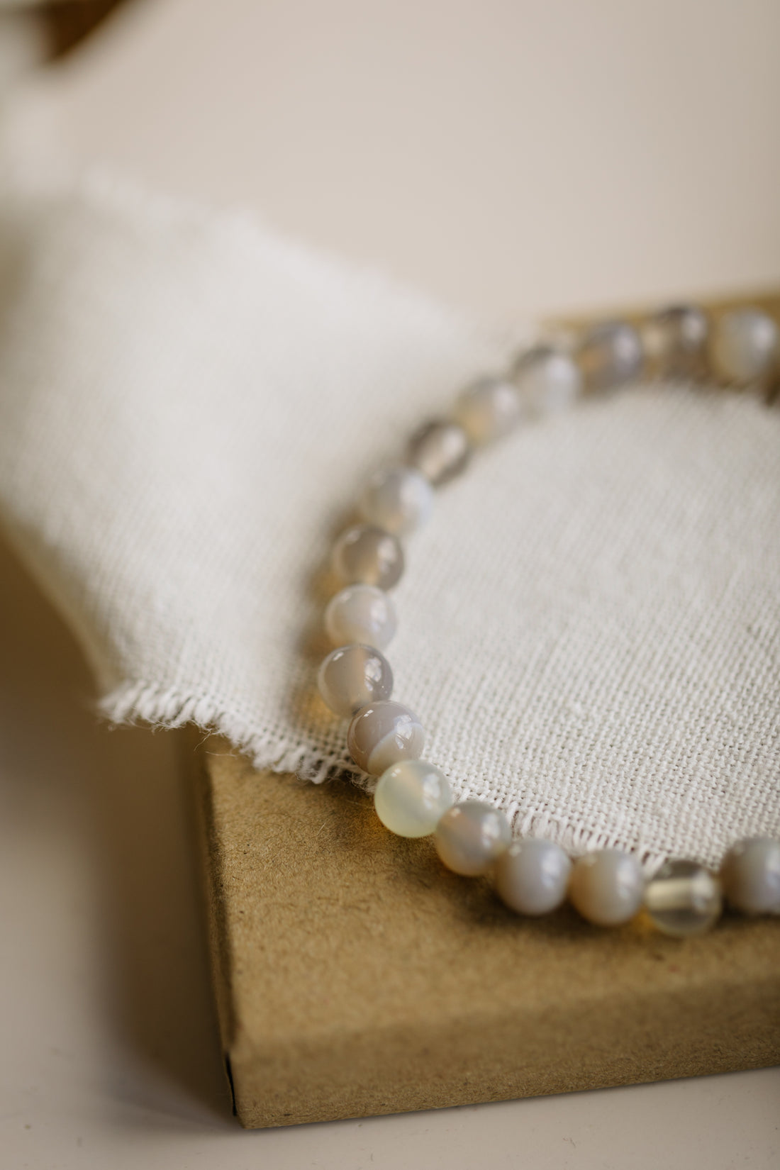 Armband mit grauen Achat Edelstein Perlen