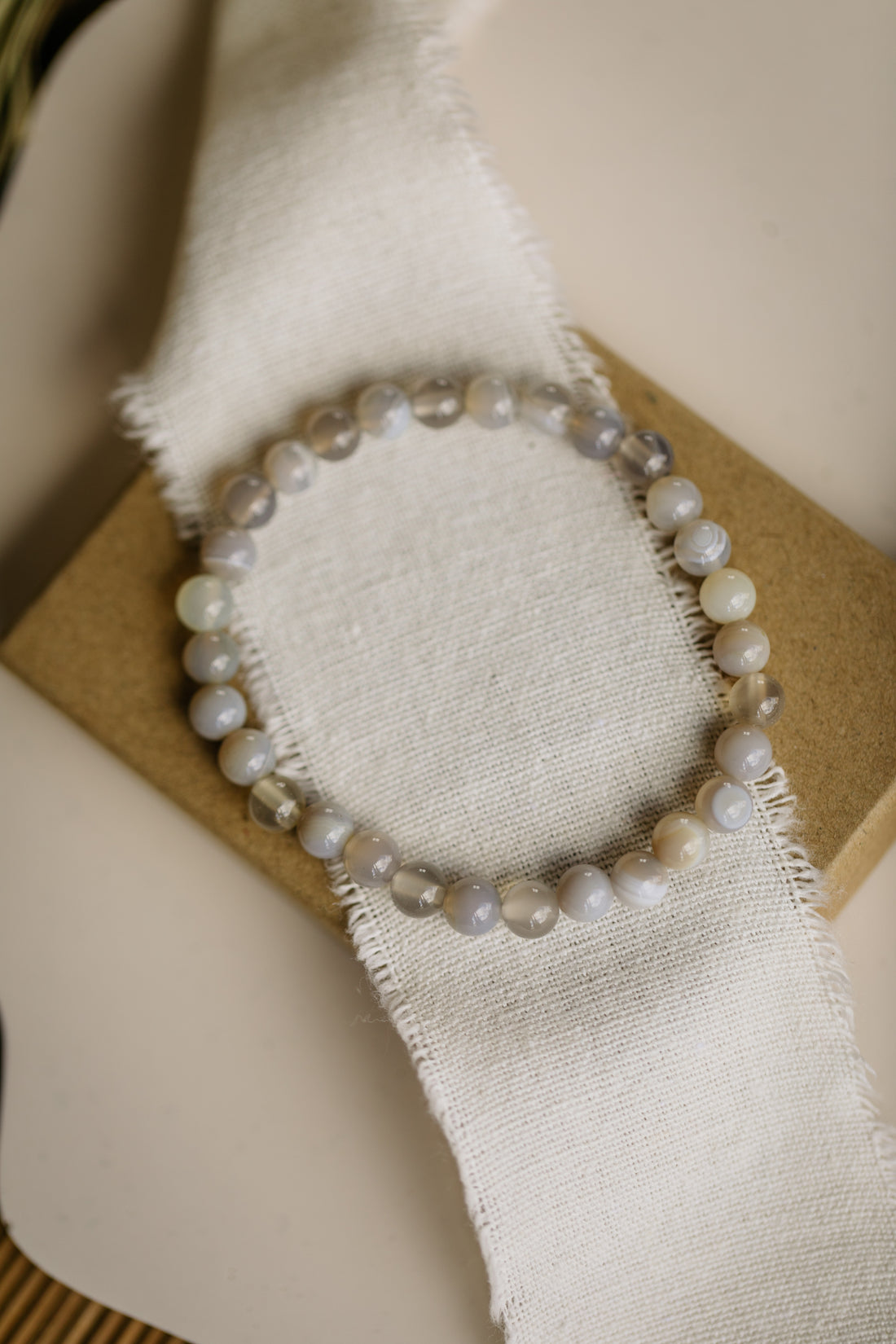 Armband mit grauen Achat Edelstein Perlen
