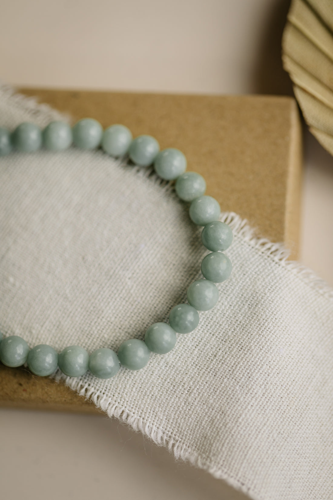 Armband mit hellgrünen Jade Edelstein Perlen
