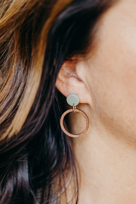 MALIA - runde Polymer Ton Ohrringe in Eukalyptus Grün mit Holzanhänger Kreis