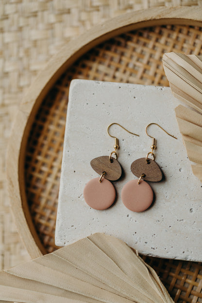 FABIENNE - runder Polymer Ton Ohrringe in Altrosa mit Holzanhänger