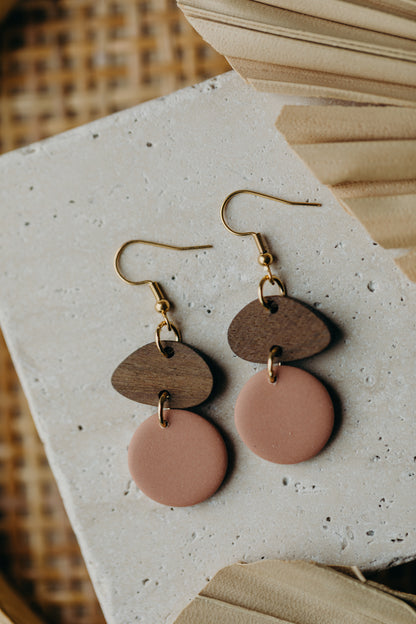 FABIENNE - runder Polymer Ton Ohrringe in Altrosa mit Holzanhänger