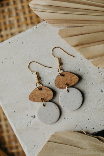 FABIENNE - runder Polymer Ton Ohrringe in kalk mit Holzanhänger