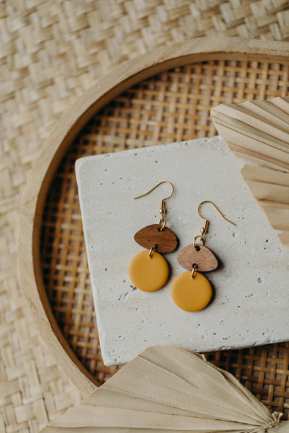 FABIENNE - runder Polymer Ton Ohrringe in Senfgelb mit Holzanhänger