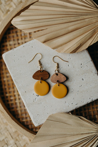 FABIENNE - runder Polymer Ton Ohrringe in Senfgelb mit Holzanhänger