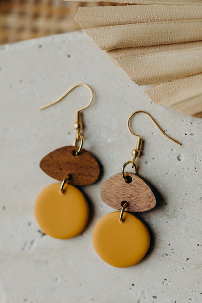 FABIENNE - runder Polymer Ton Ohrringe in Senfgelb mit Holzanhänger