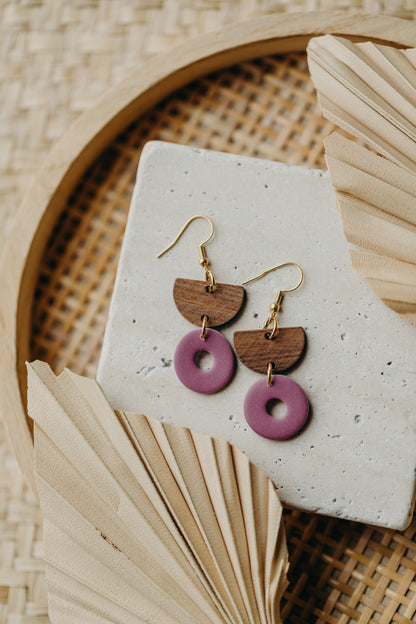 FARINA - kreisförmger Polymer Ton Ohrringe in Fuchsia mit Holzanhänger