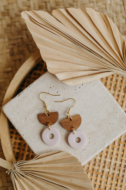 FARINA - kreisförmger Polymer Ton Ohrringe in Hellem Rosa mit Holzanhänger