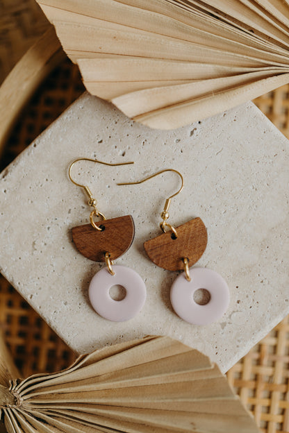 FARINA - kreisförmger Polymer Ton Ohrringe in Hellem Rosa mit Holzanhänger