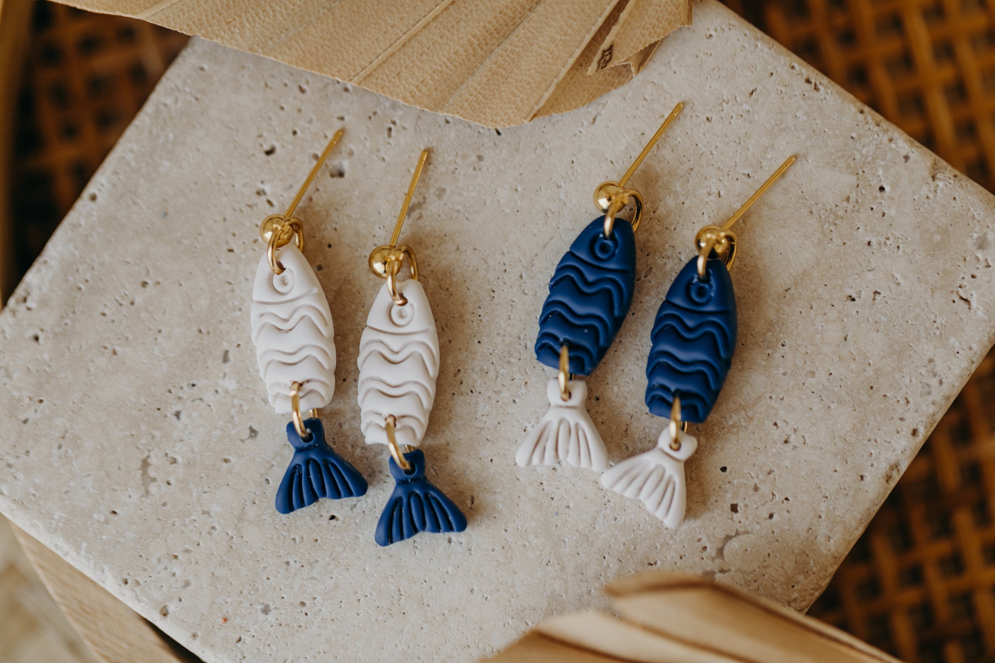 FINA - blau-weiße Fisch Ohrringe