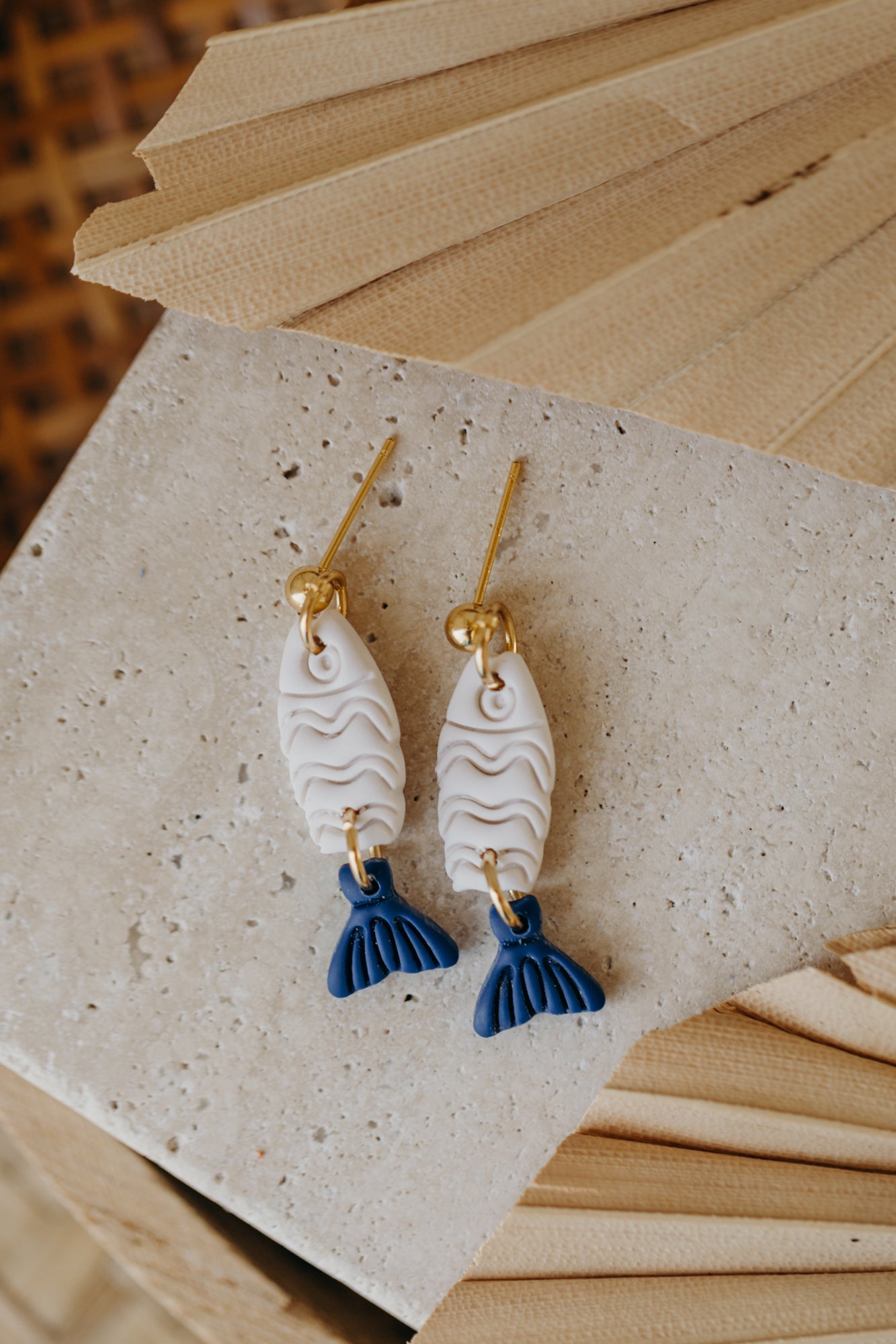 FINA - blau-weiße Fisch Ohrringe