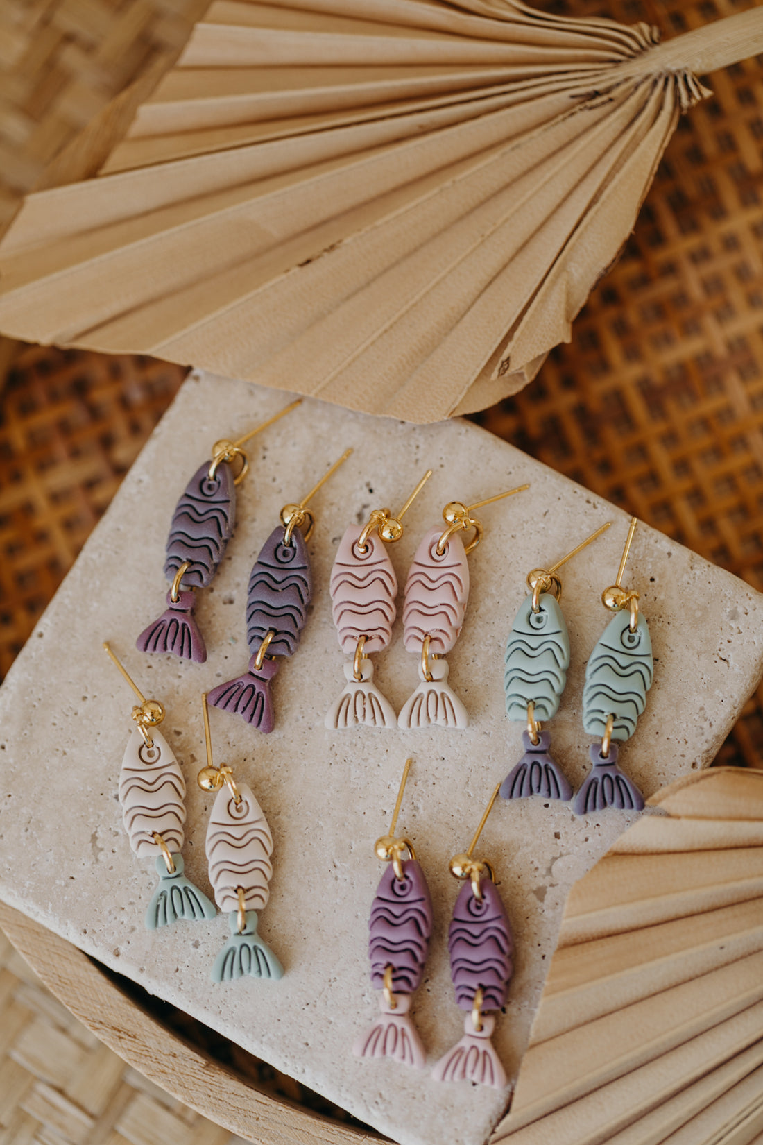 FINA - kleine zweifarbige Fisch Ohrringe