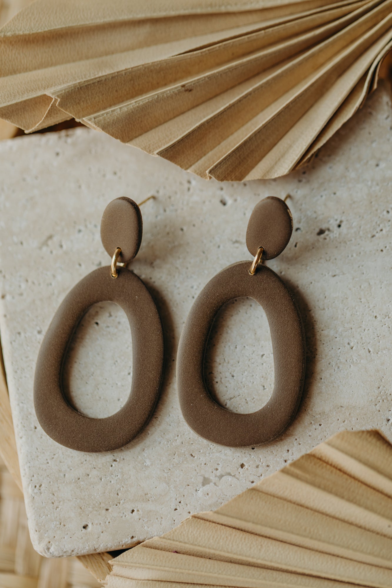 FLORA - große ovale Polymer Ton Ohrringe in der Farbe Dunklem Khaki