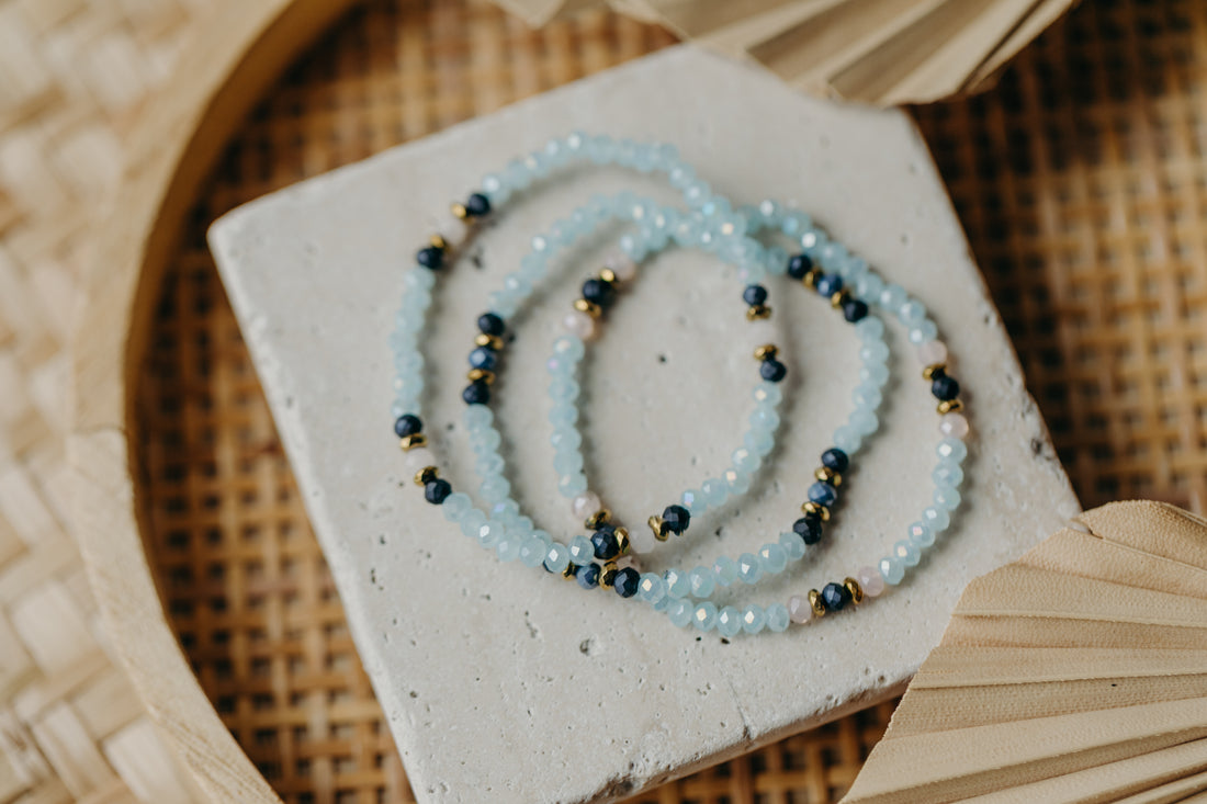 two-tone glass bead bracelet blue &amp;amp; cream