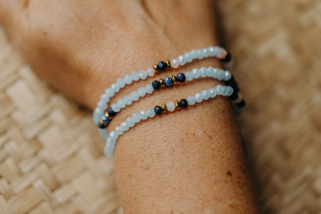 two-tone glass bead bracelet blue &amp;amp; cream