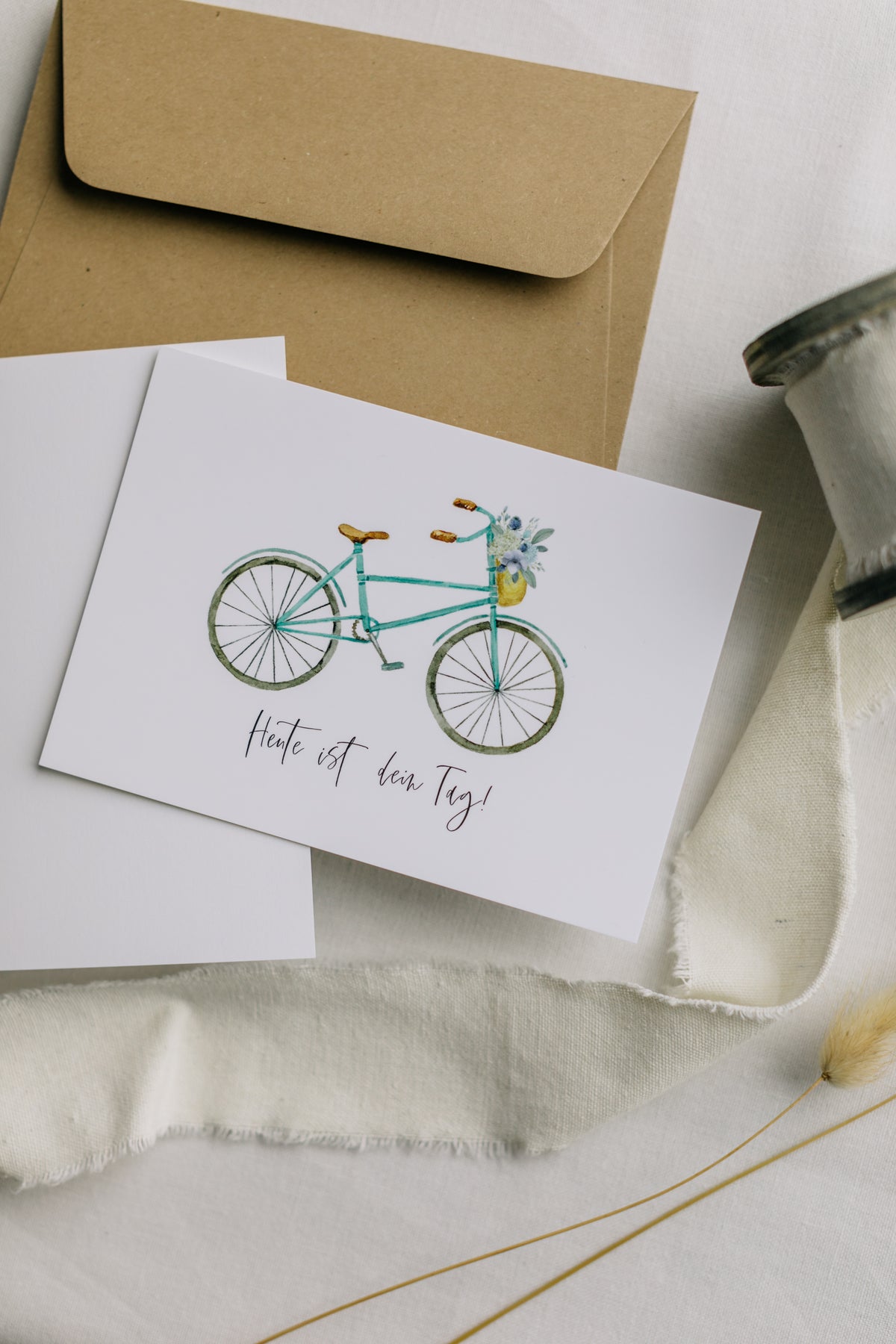 Postkarte Fahrrad mit Blumen mit dem Aufdruck "Heute ist dein Tag!"