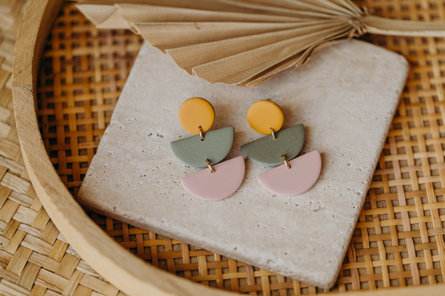 FRANCESCA - Polymer Ton Ohrringe in Senfgelb, Rosa und Eukalyptus Grün