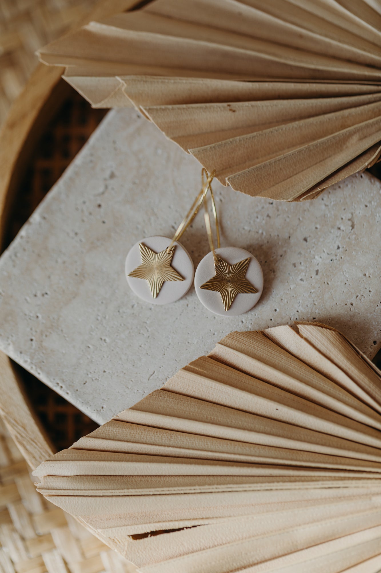 FRANZI - vanille farbene Creolen mit Stern