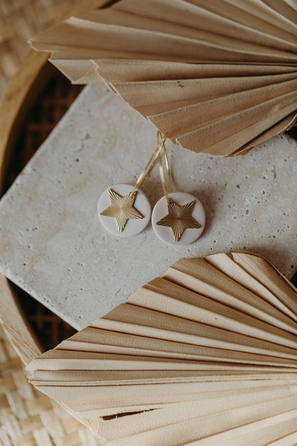 FRANZI - vanille farbene Creolen mit Stern