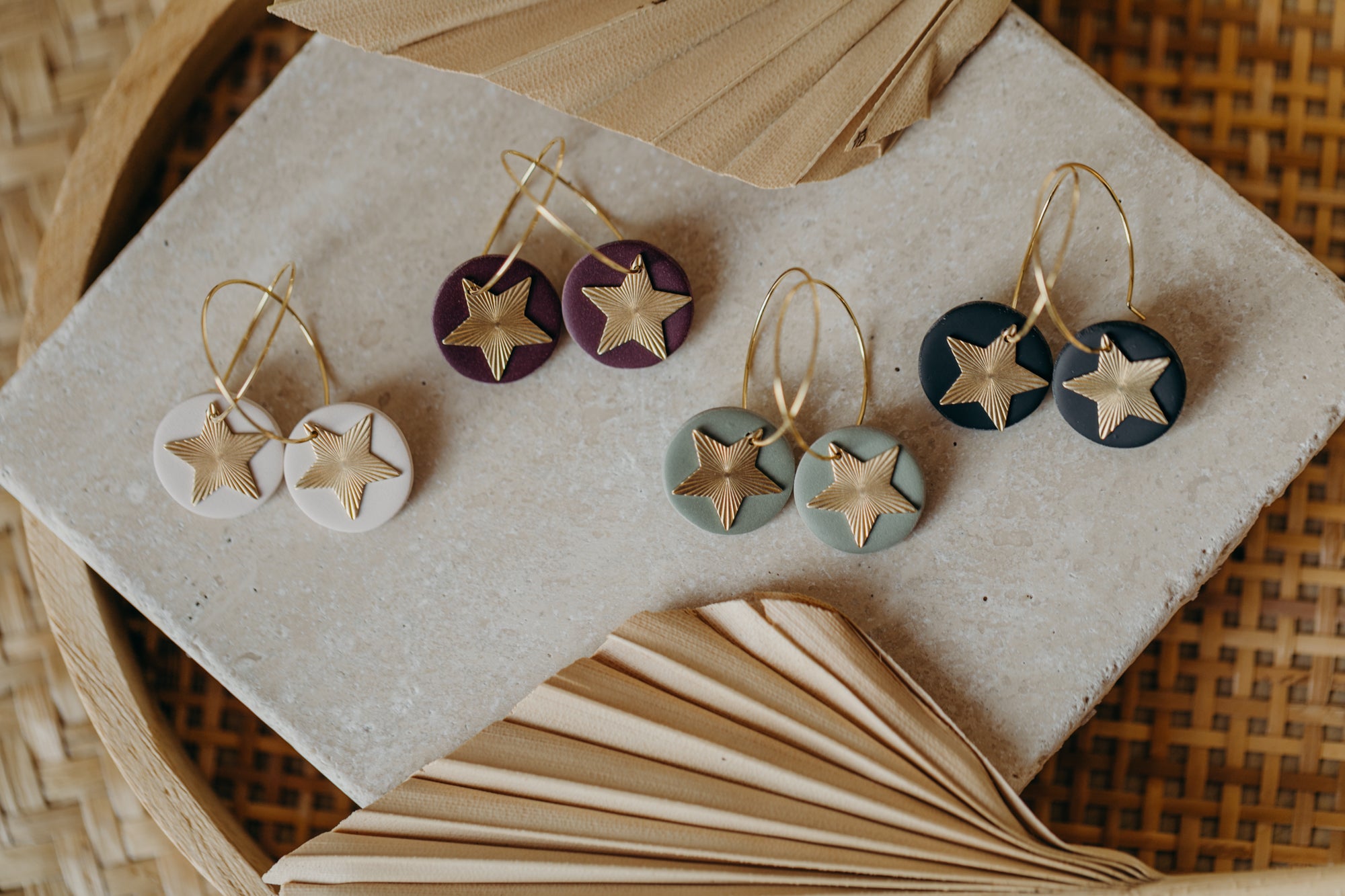 FRANZI - schwarze Creolen mit Stern