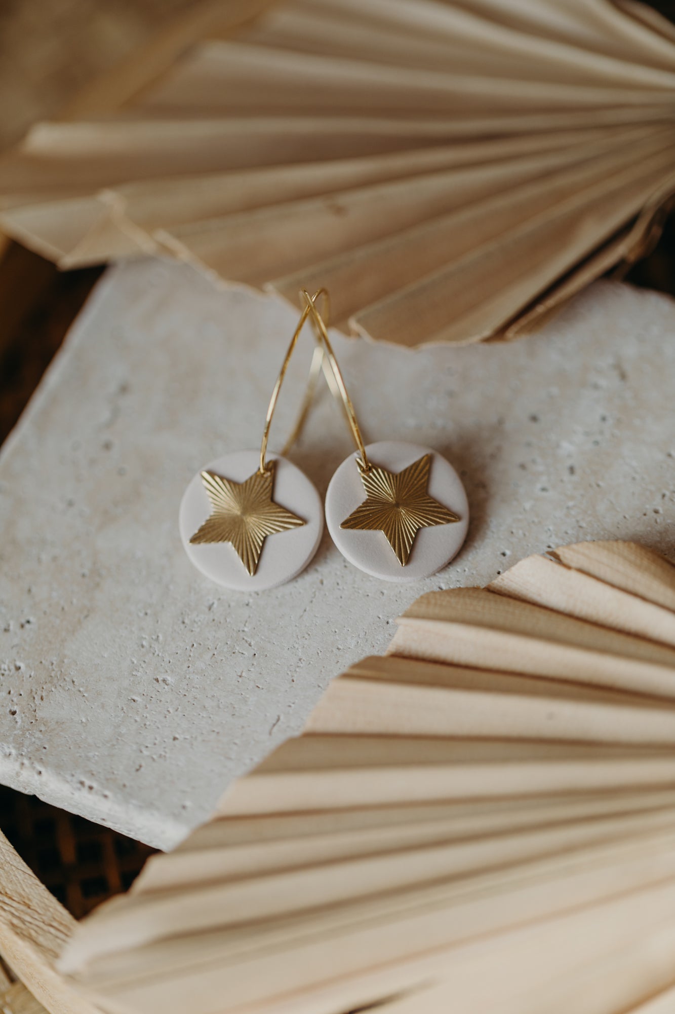 FRANZI - vanille farbene Creolen mit Stern