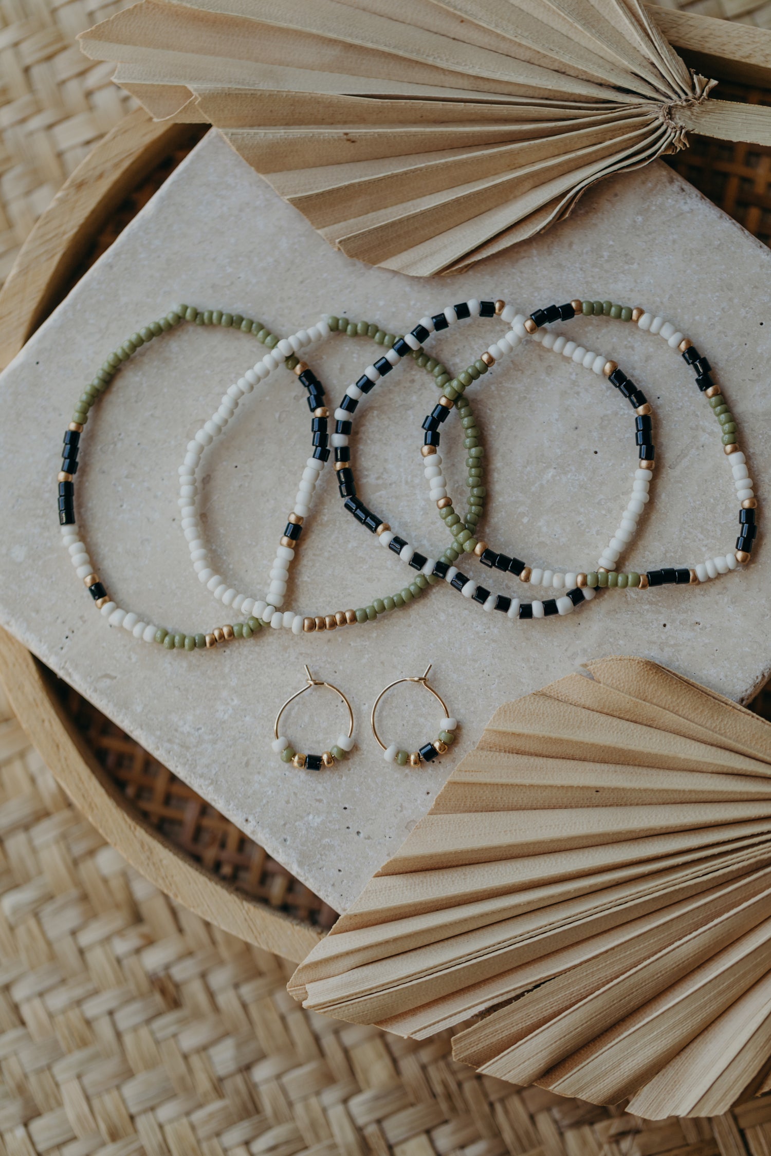 two-tone glass bead bracelet blue &amp;amp; cream
