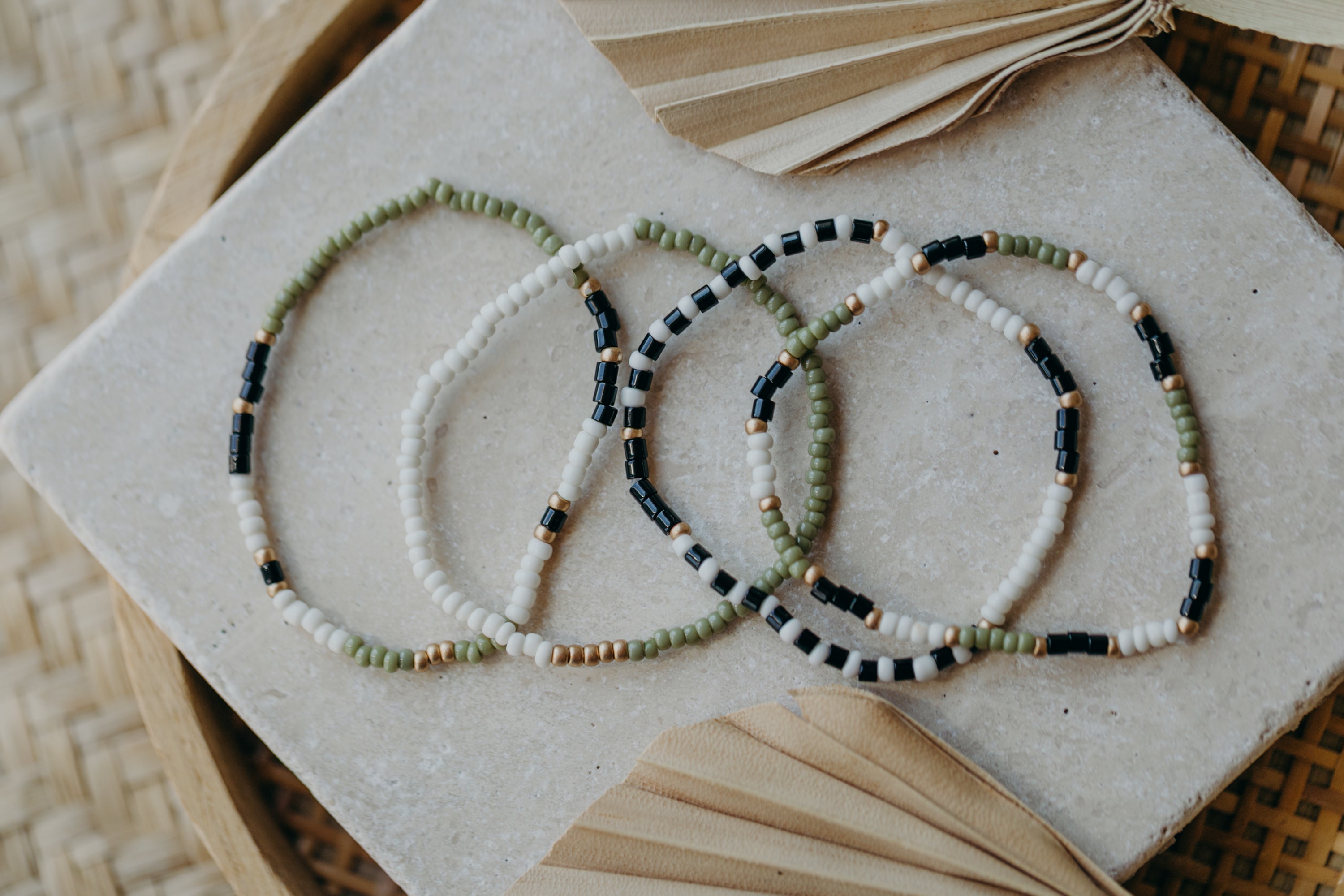 two-tone glass bead bracelet blue &amp;amp; cream