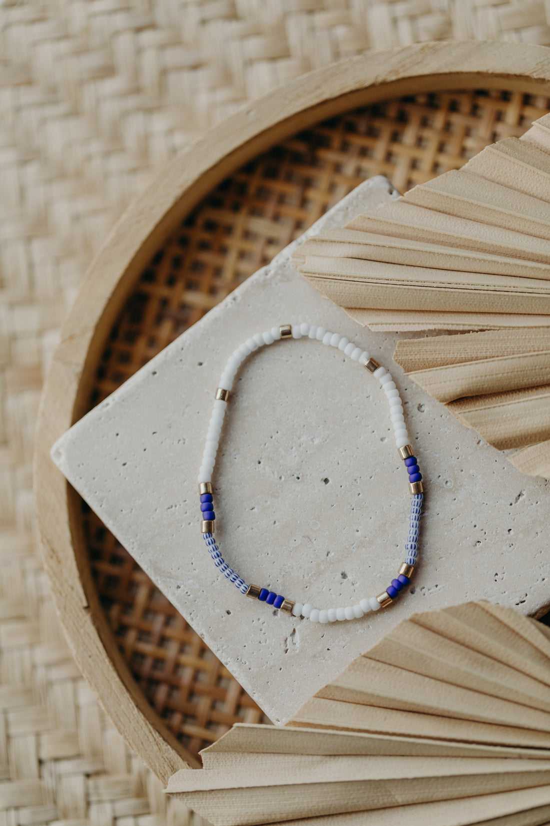 two-tone glass bead bracelet blue & cream