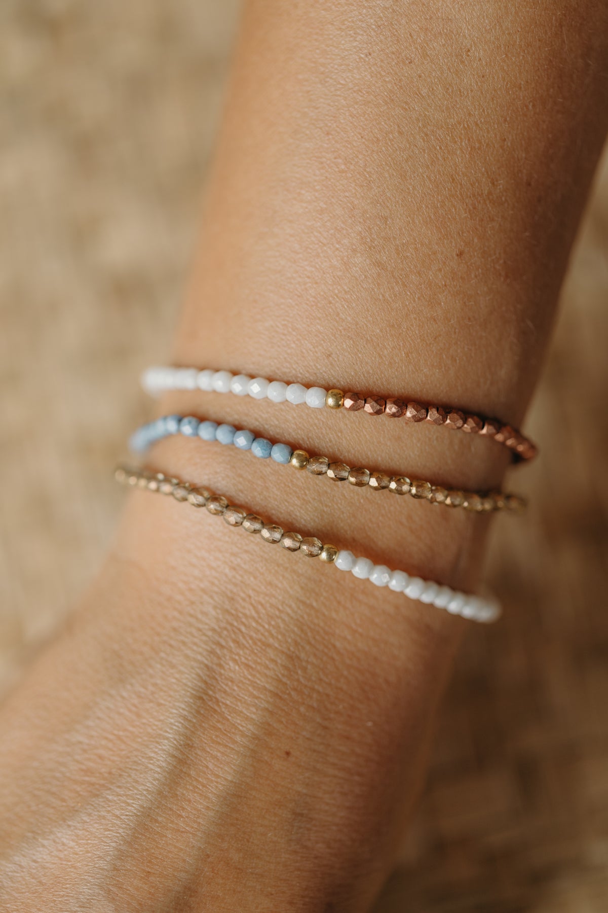 dreifarbiges Glasperlenarmband in weiß, hellbraun und mint