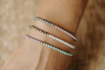 dreifarbiges Glasperlenarmband in lila, grün und grau