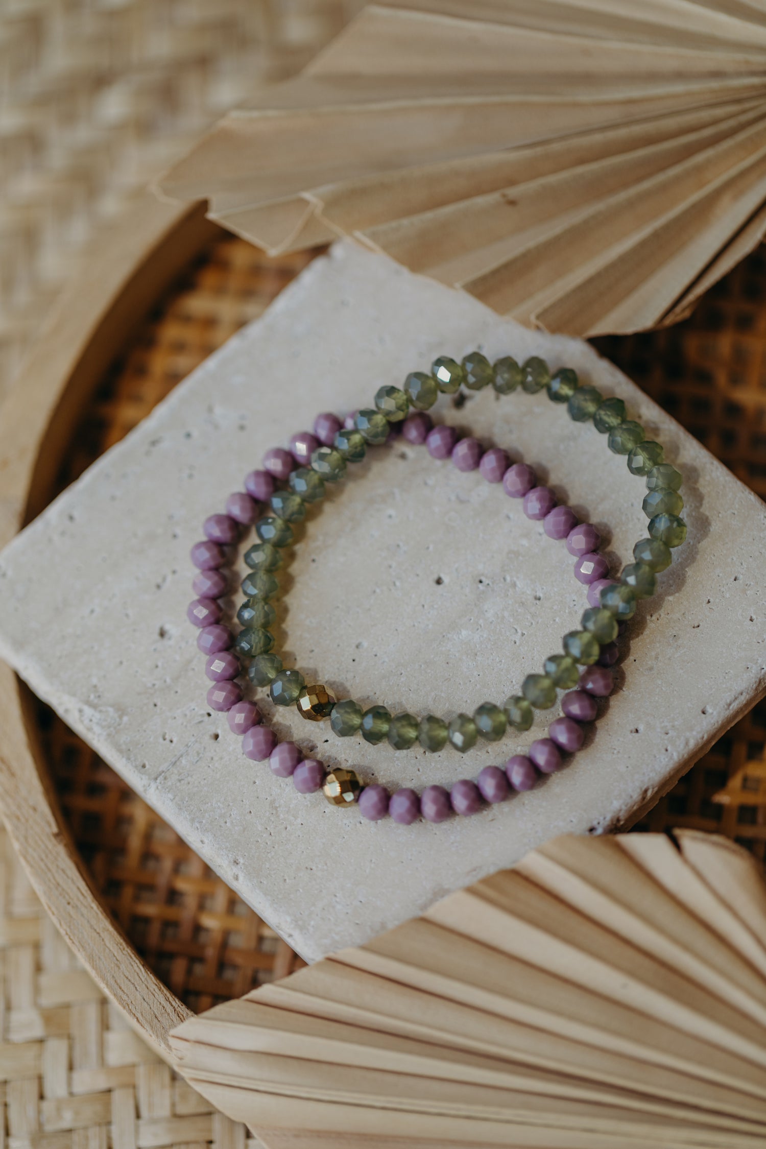 grünes Glasperlenarmband