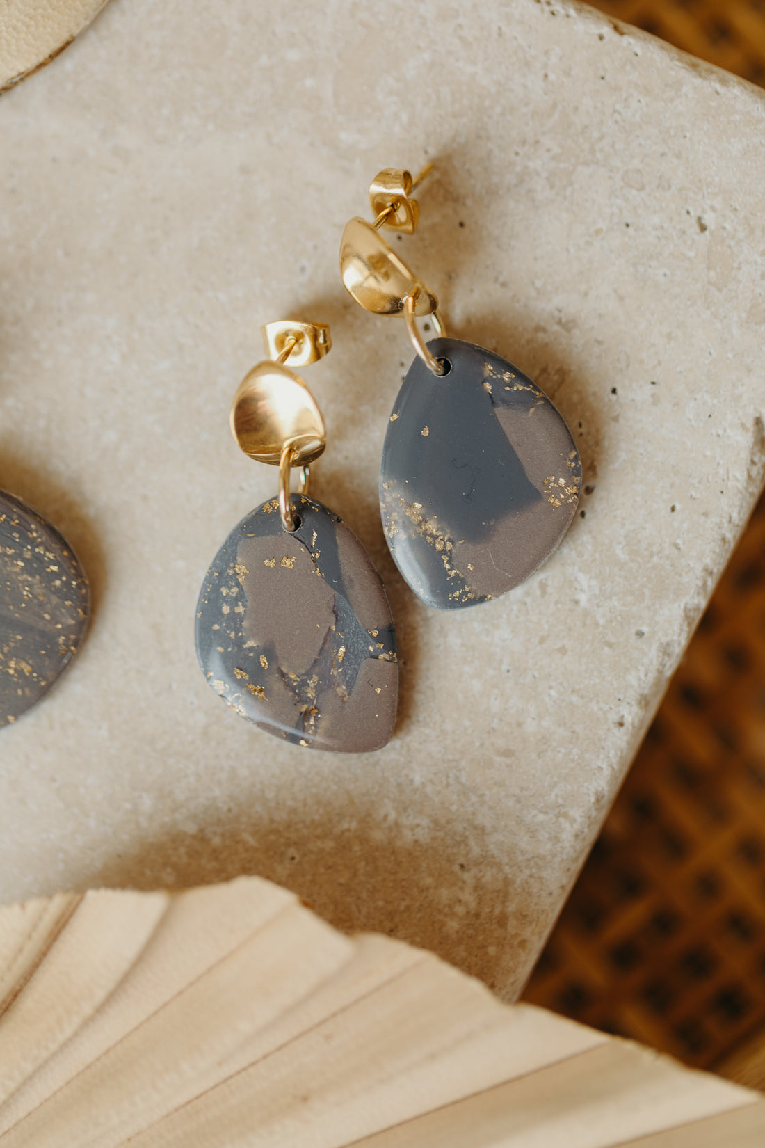 TOWA - ovale grau-lila Polymer Ton Ohrringe mit Blattgold