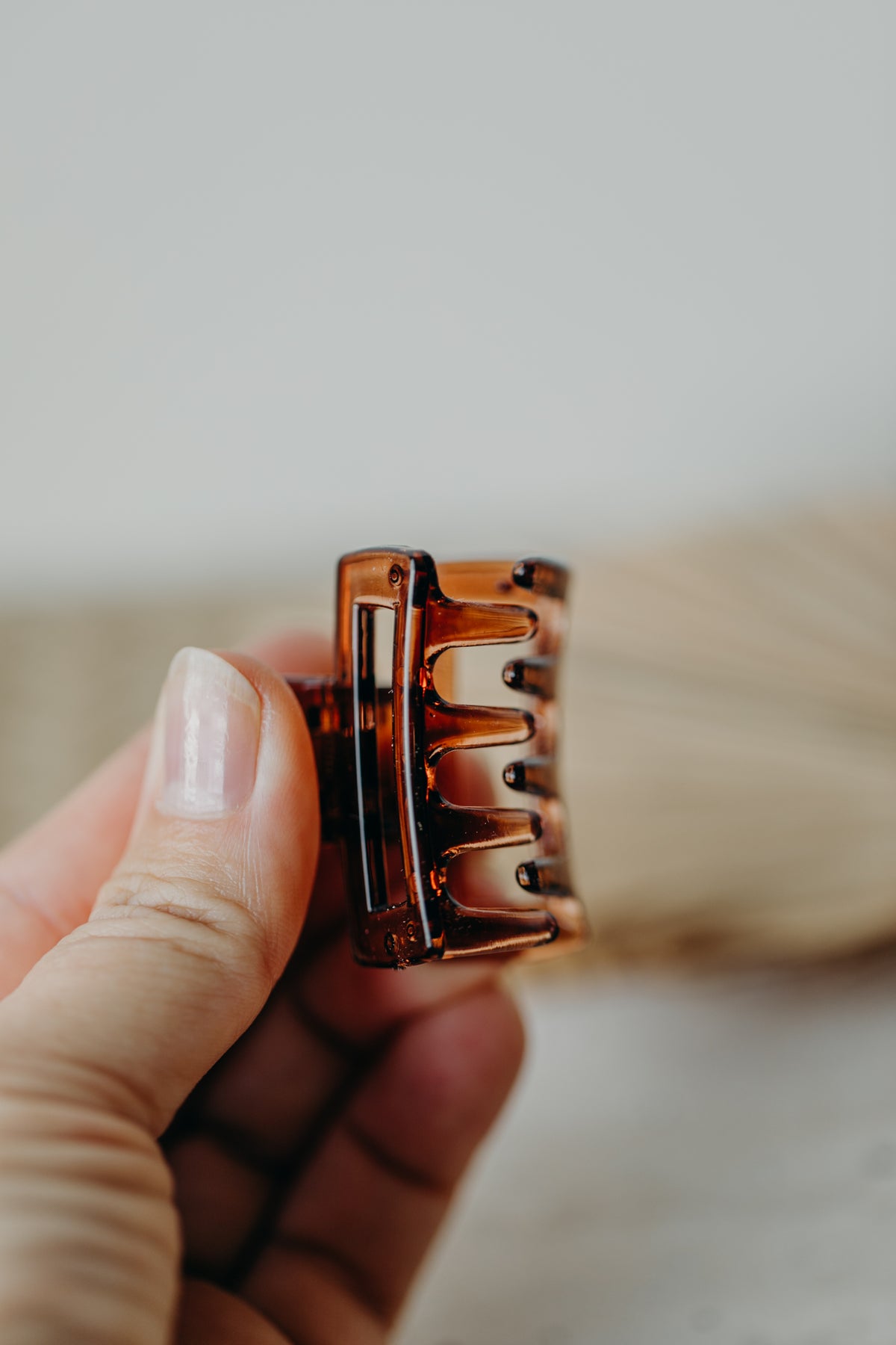 kleine Haarspange in dunkelbraun transparent