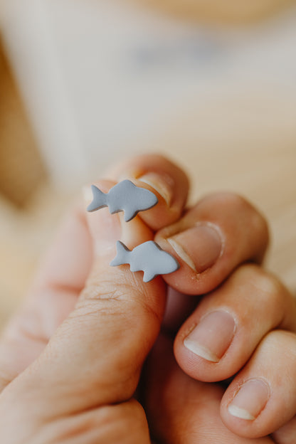 MALVA - kleine graue Hai Ohrstecker aus Polymer Ton