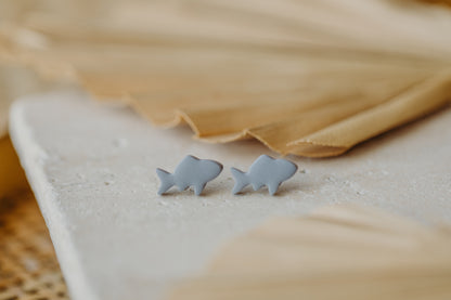 MALVA - kleine graue Hai Ohrstecker aus Polymer Ton