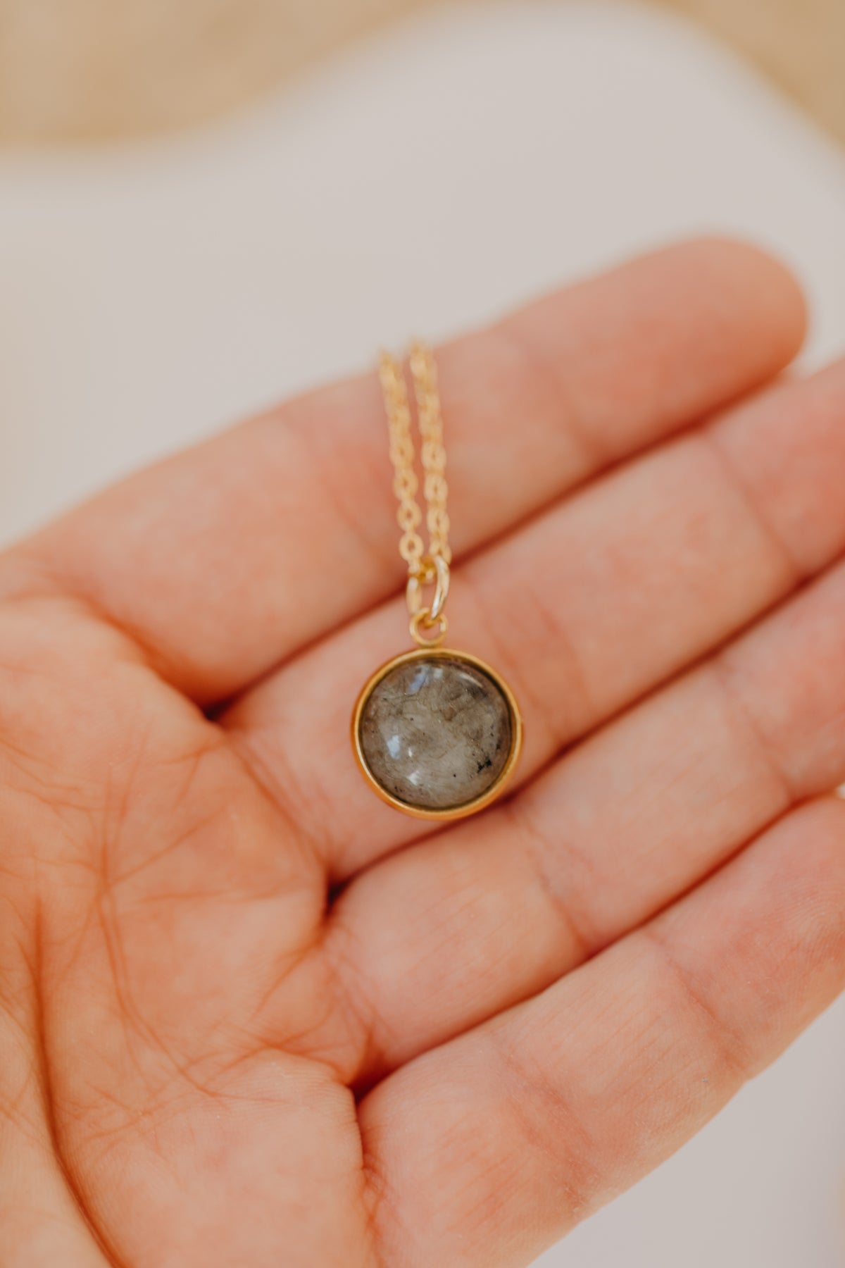 Halskette mit grauem Labradorit Edelstein (12 mm)
