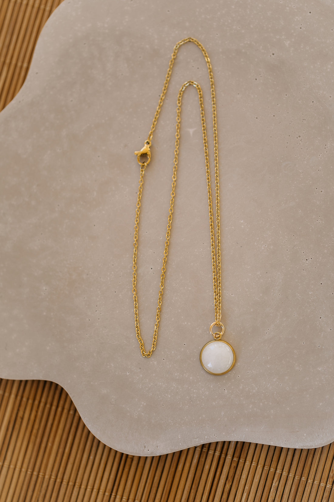 Halskette mit weißem Jade Edelstein