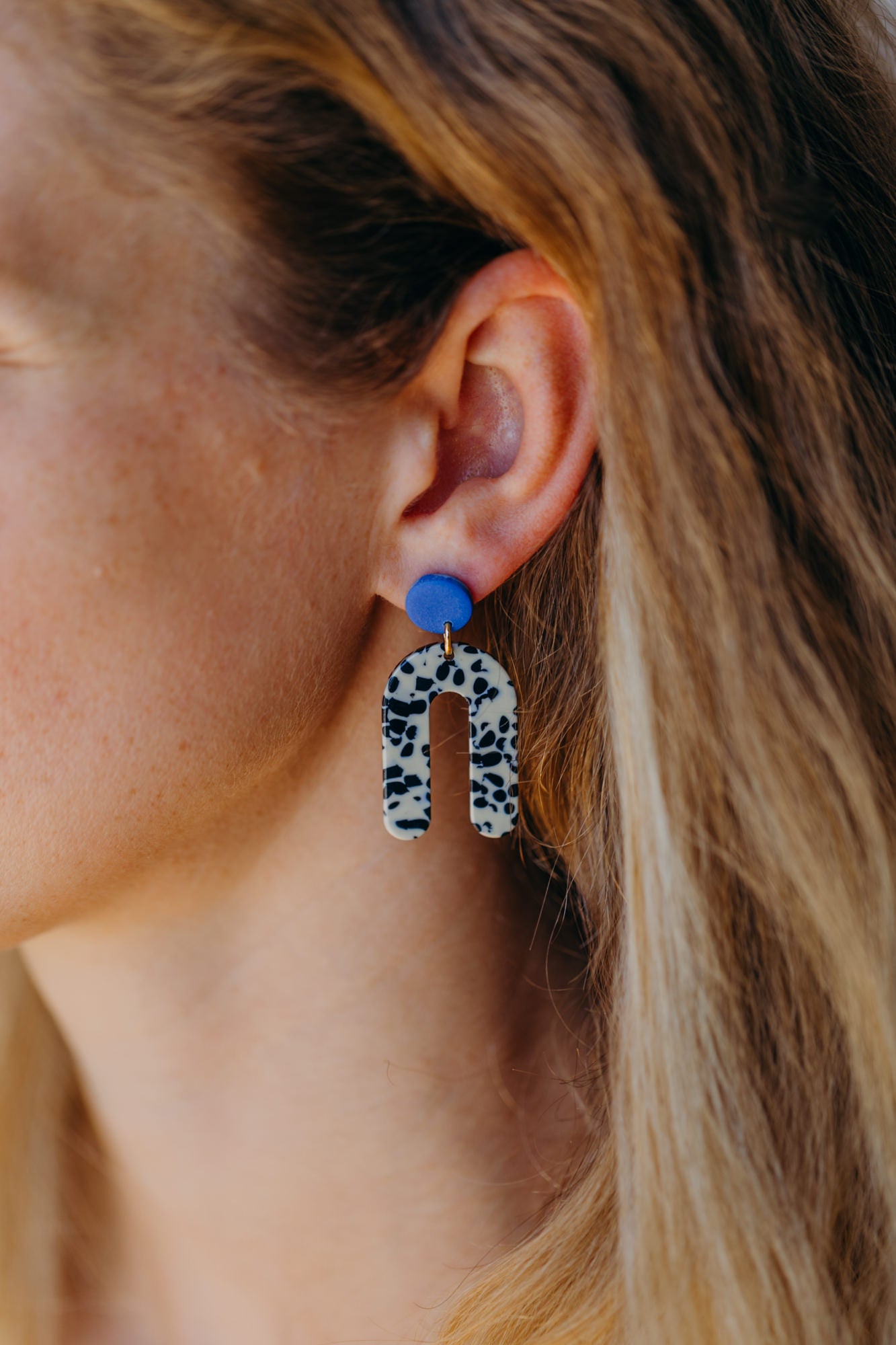 EYLA – Statement Ohrringe in Kornblumenblau &amp; Schwarz-Weiß Muster