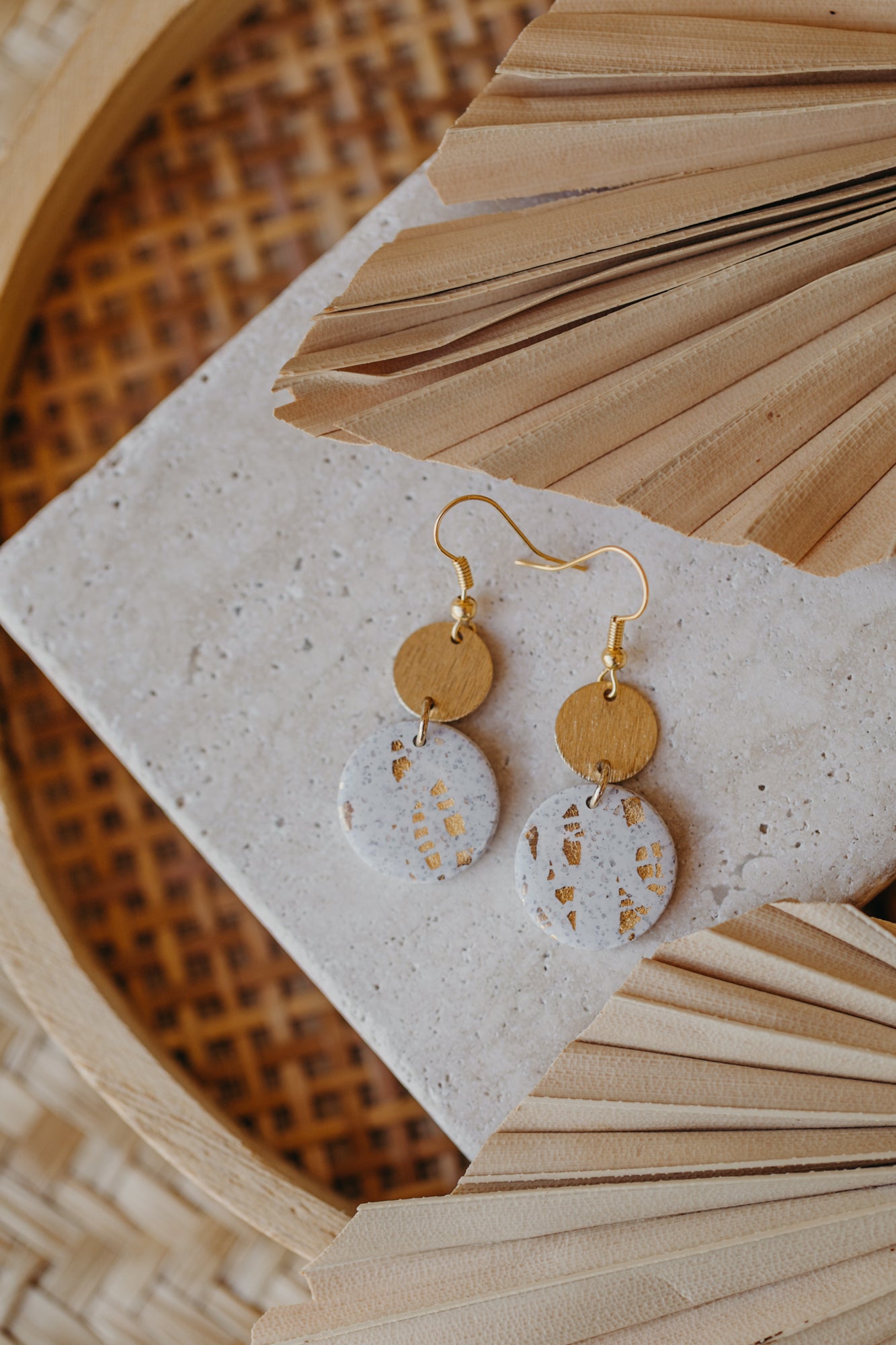 helle Polymer Ton Ohrringe mit Blattgold