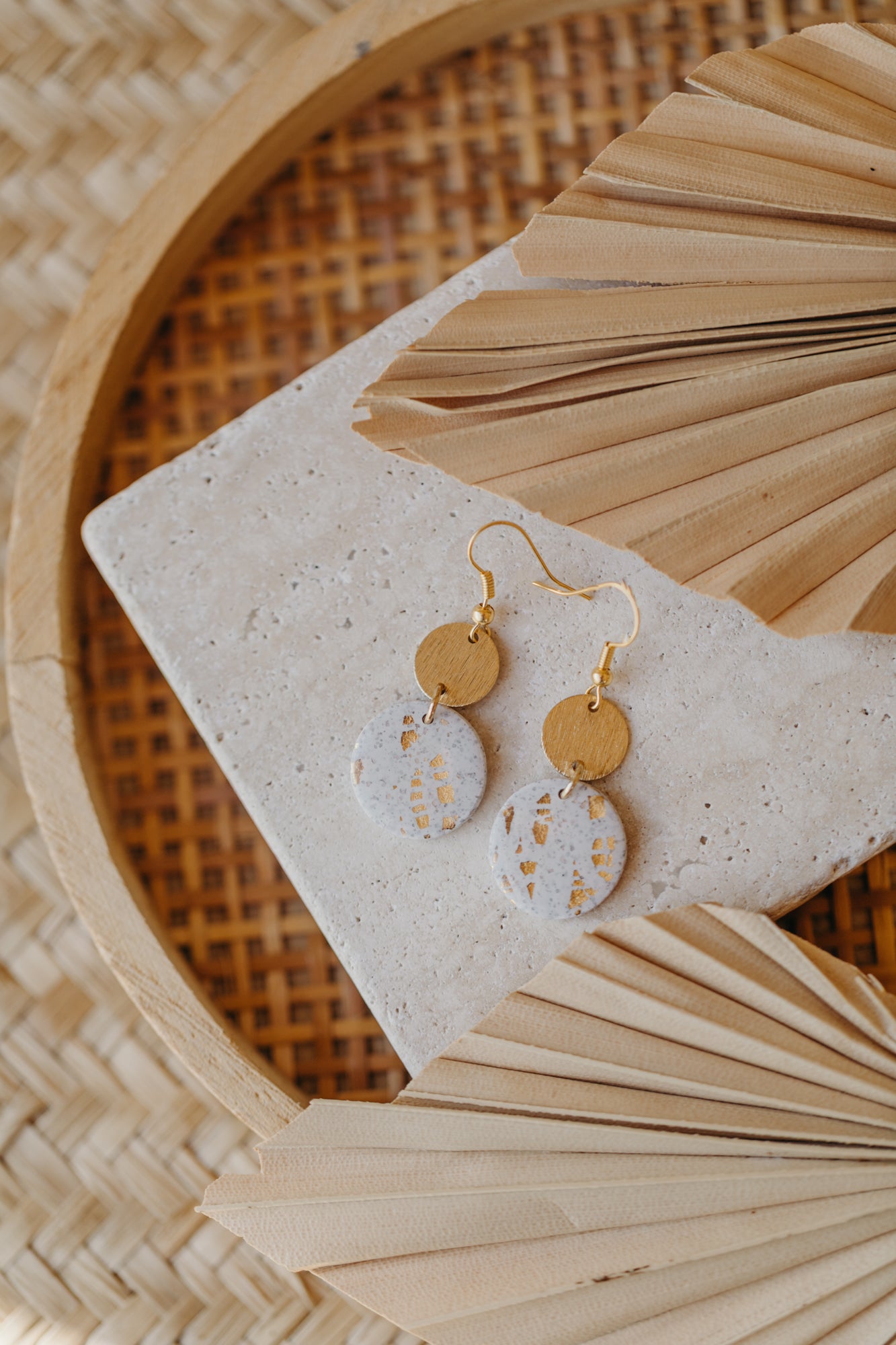 helle Polymer Ton Ohrringe mit Blattgold