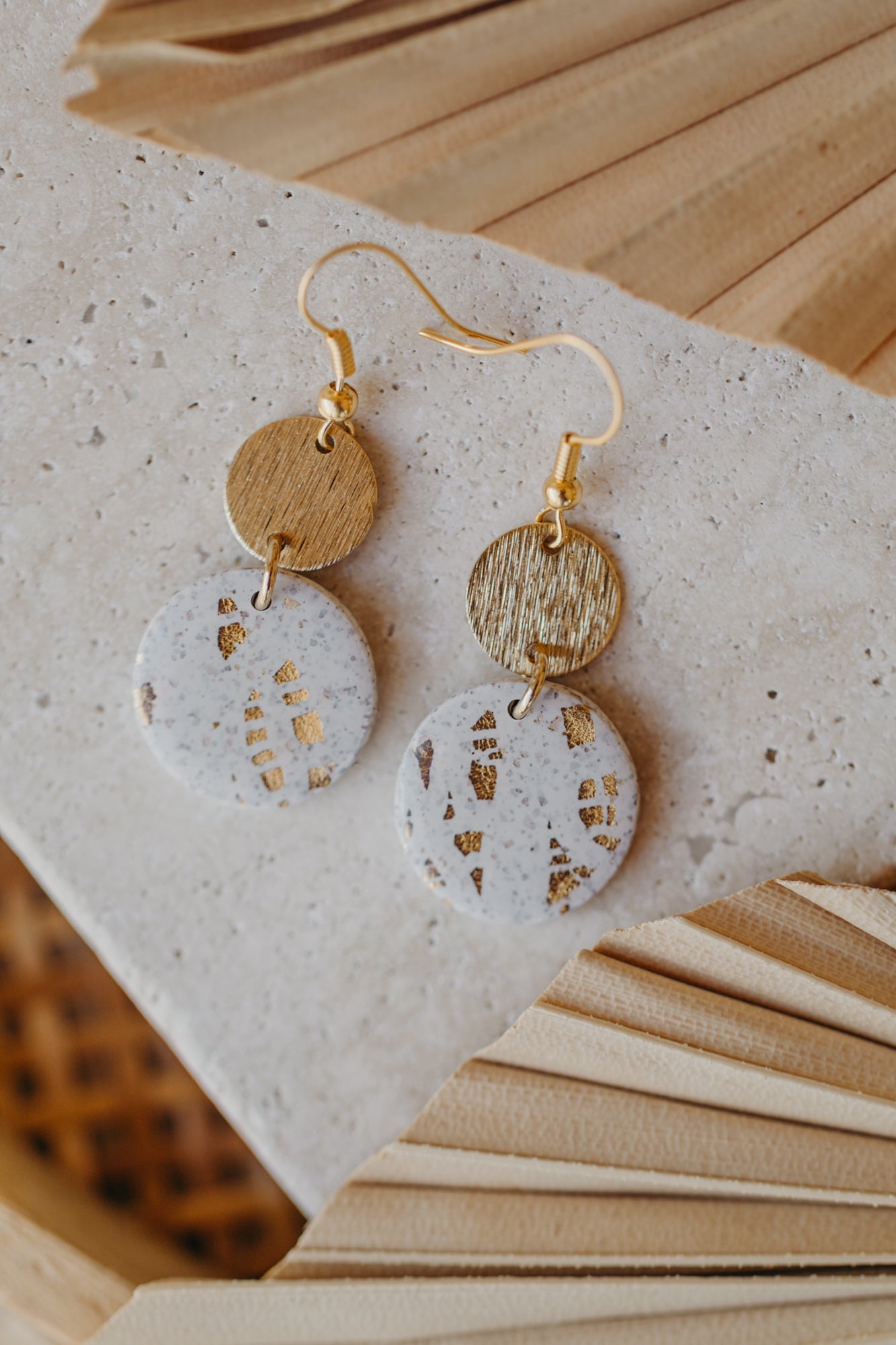 helle Polymer Ton Ohrringe mit Blattgold