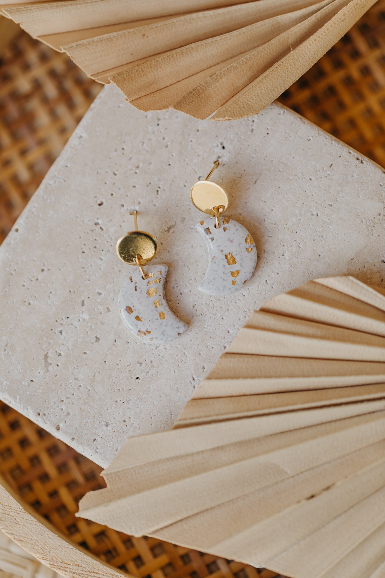 helle Polymer Ton Ohrringe Mond mit Blattgold