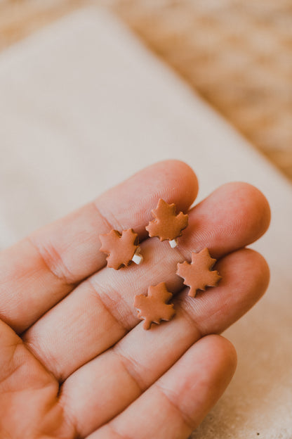 KHARA - kleine Ahronblatt Ohrringe aus Polymer Ton