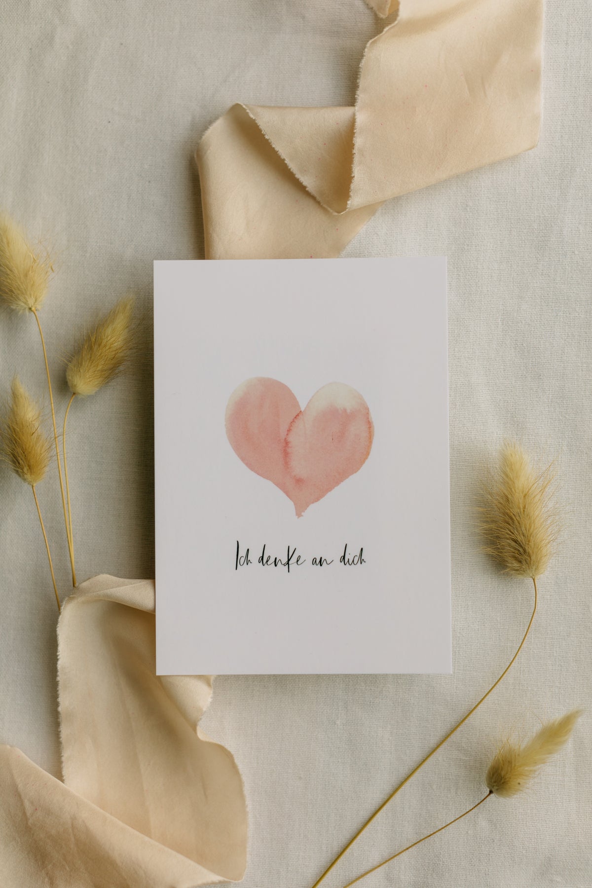 Postkarte rosa Herz mit dem Aufdruck "Ich denke an dich"